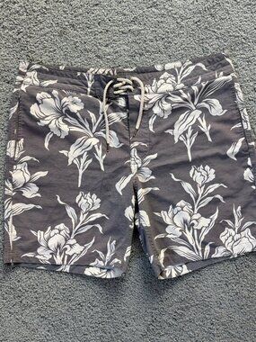 Faherty Classic Board Shorts in the Cream Ash Floral Print - Men's Size 35- EUC